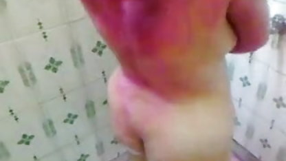 सुनहरे बालों वाली लड़की सोफे वाली सेक्सी फिल्म पर masturbates