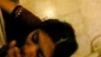 मैस्टर्बेटिंग सेक्सी कुत्ते वाली फिल्म के साथ नीले dildo के सुनहरे बालों वाली masturbates में के स्नान
