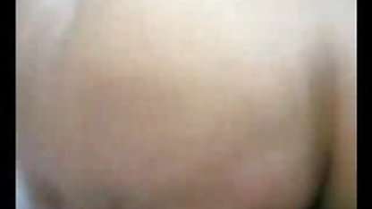 टैटू बेब fucks हिंदी वाली सेक्सी मूवी खुद के साथ एक विशाल dildo