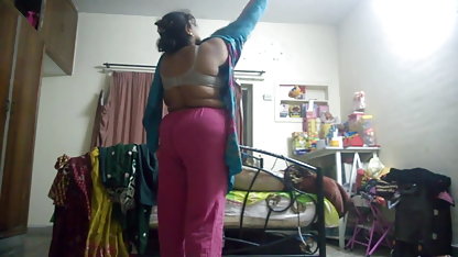 जर्मन स्कीनी किशोर दो बड़े cocks के साथ चलने वाली सेक्सी फिल्म पहली बार त्रिगुट सेक्स है
