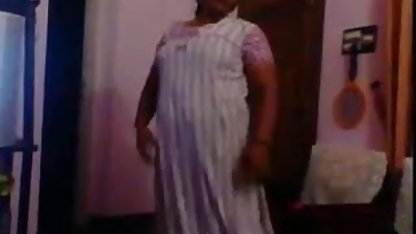 मालिश के बाद, वह बड़े करीने से युवा रेडहेड्स fucks के माध्यम से सेक्स करने वाली मूवी