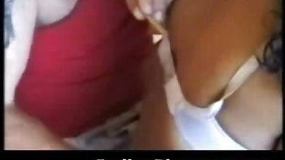 दो सींग का बना हुआ sluts शेयर पूंछ और एक सेक्सी मूवी जाने वाली squirts