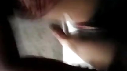 युवा लड़की सोफे सेक्सी फिल्म देखने वाली चलने वाली पर masturbates