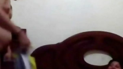 काले बालों वाली लड़की में ब्रोच नाटकों के साथ वीडियो फिल्म सेक्स वाली उसके dildo