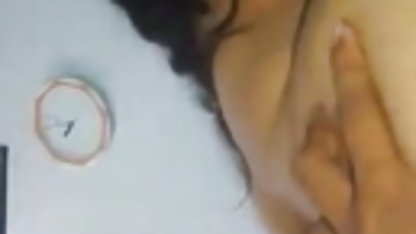 काले बालों वाली हो जाता है उसके नाजुक सेक्स फिल्म देखने वाली योनी भरवां