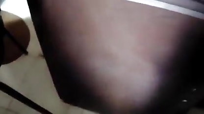 वह fucks सेक्सी फिल्म चाहिए करने वाली एक किशोरी के गीला चूत के साथ राक्षस स्तन