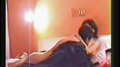 एशियाई गीशा समूह सेक्सी मूवी जाने वाली seduces पूंछ करने के लिए गर्म घर के बाहर गैंगबैंग