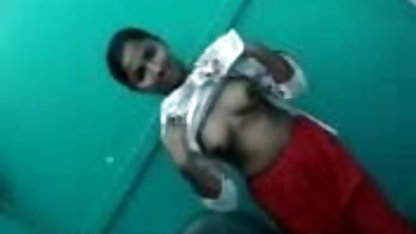 सुनहरे बालों वाली लड़की विशाल dildo के साथ fucks ब्लू वाली सेक्सी