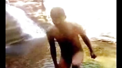खलिहान में जर्मन सेक्सी फिल्म डायरेक्ट चलने वाली किसान fucks के सुनहरे बालों वाली परिपक्व बेब