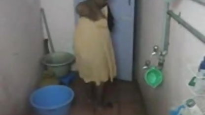 युवा बेब ब्लू फिल्म सेक्सी वाली हिंदी में masturbates के साथ उसके भरवां जानवर