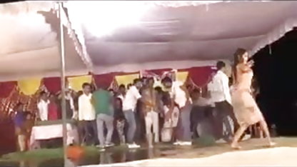 सुनहरे बालों वाली लड़की उंगली और नाइलन के मोज़े के सेक्सी दिखने वाली फिल्म साथ masturbates