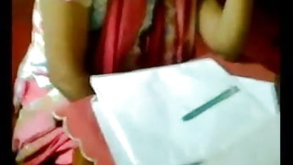 तीन प्रतिभागियों सेक्सी दिखने वाली फिल्म का सम्भोग के साथ उभयलिंगी योग लड़कियां में लेगिंग
