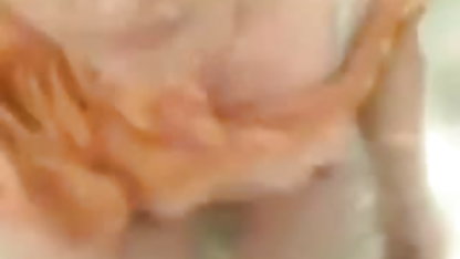 Busty कुतिया देखने वाली सेक्सी फिल्में में गर्म पैंट है vaginally फैला