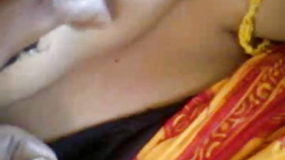 काले बाल वाली सेक्सी दिखने वाली फिल्म लड़की masturbates पर के मंजिल