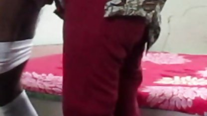 काले बालों वाली वाली सेक्सी फिल्म लड़की fucks उसके योनी के साथ dildo