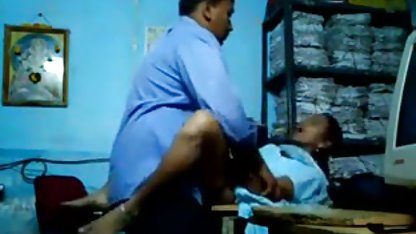 एक मोटी पिटाई सेक्स देखने वाली फिल्म चल रही है और पक्षियों के पूल द्वारा