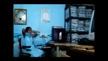 लेस्बियन टैक्सी कार्यकर्ता इंग्लिश ब्लू फिल्म चुड़ै वाली seduces यात्री के साथ नीले बाल