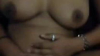 नम सेक्सी मूवी चलने वाली सुनहरे बालों वाली fucks खुद के साथ खिलौने