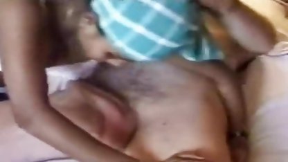 दो किशोर साझा करें एक लाइफगार्ड ' वीडियो फिल्म सेक्स वाली s मुश्किल लंड